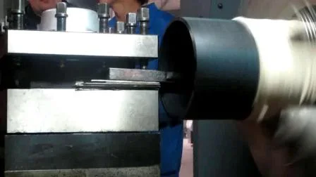 Taglio delle filettature dei tubi su un tornio automatico CNC